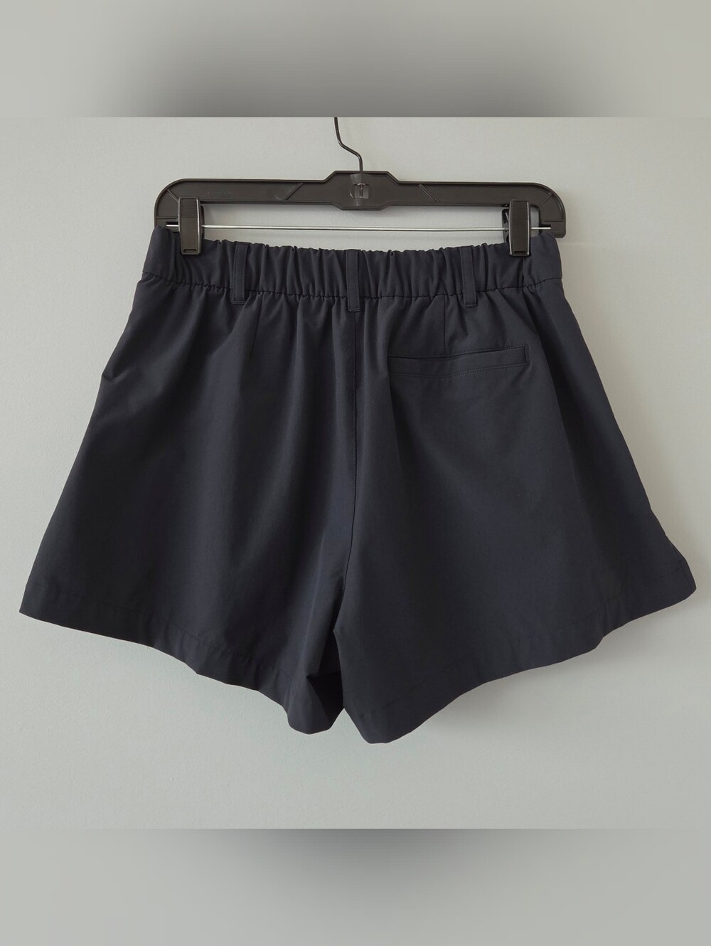 Vuori Women's Solar Short - Ink - Medium - VW3056 - EUC - Picture 2 of 9